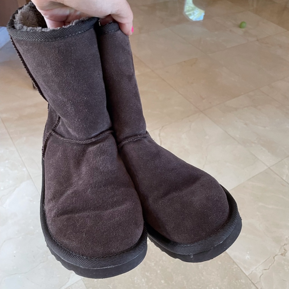 Ugg Chocolate Brown Classic Short Boot. Barely Worn Size 10 - Picture 4 of 7